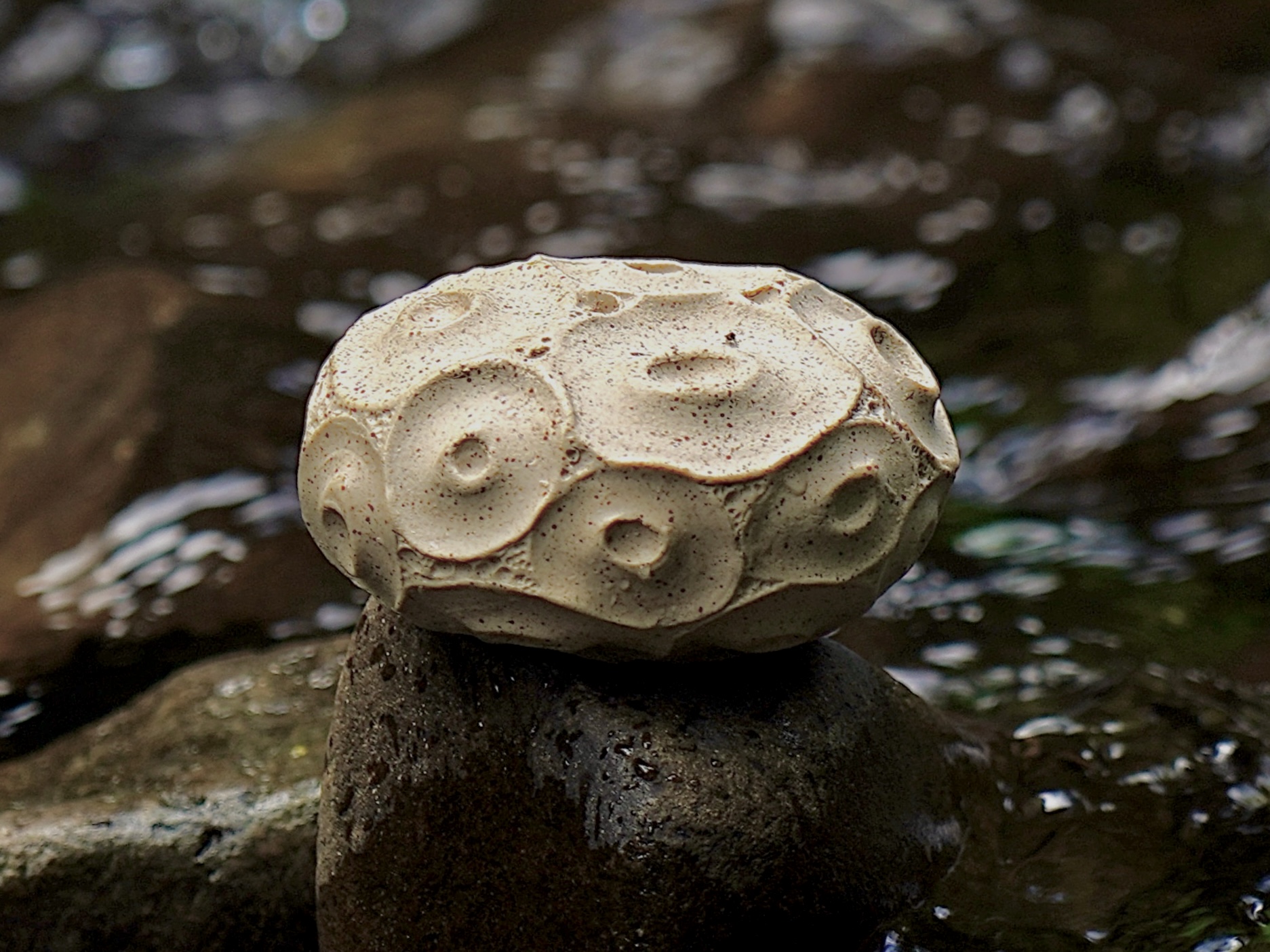 Pebble urn