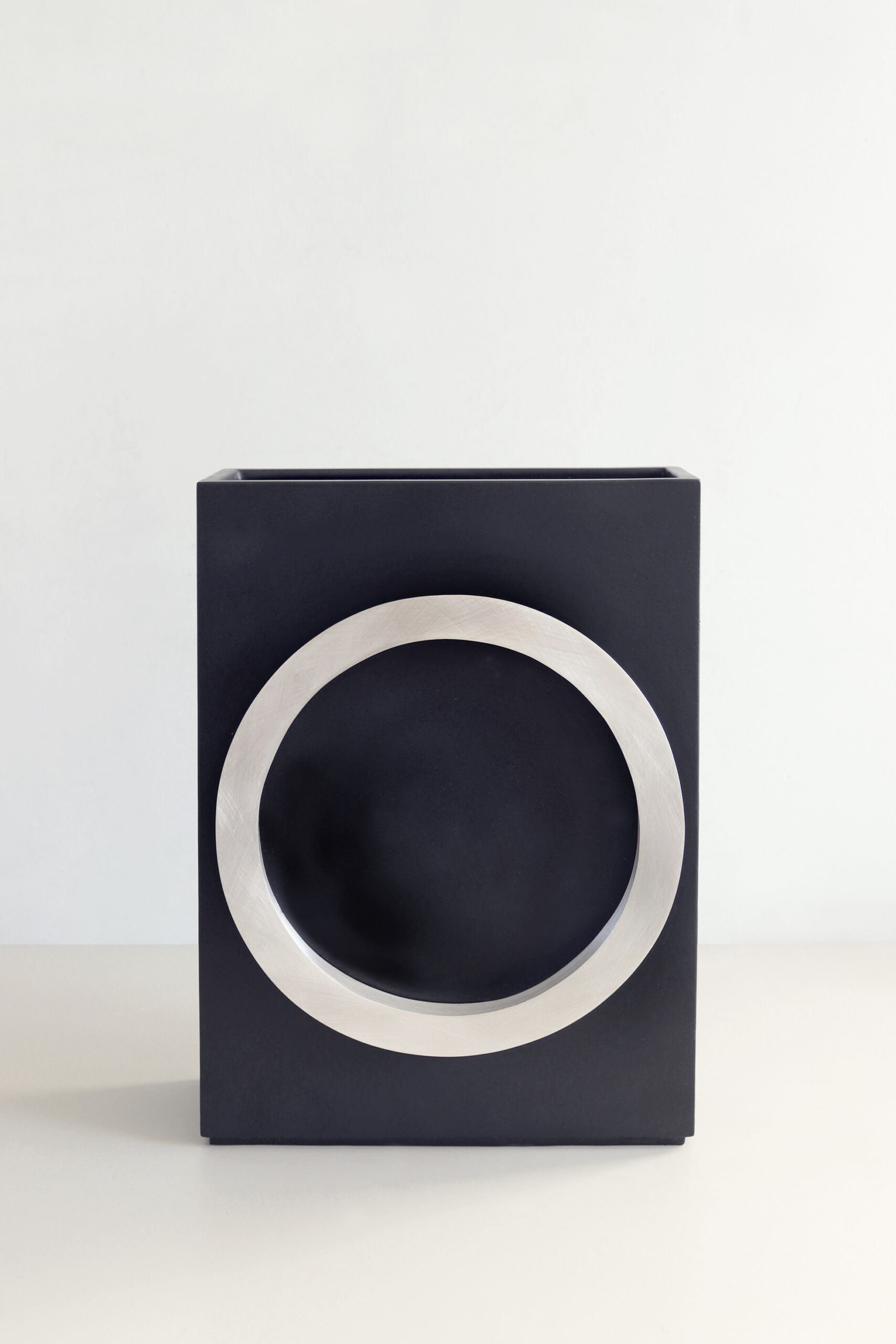vaas-object, keramiek en zilver