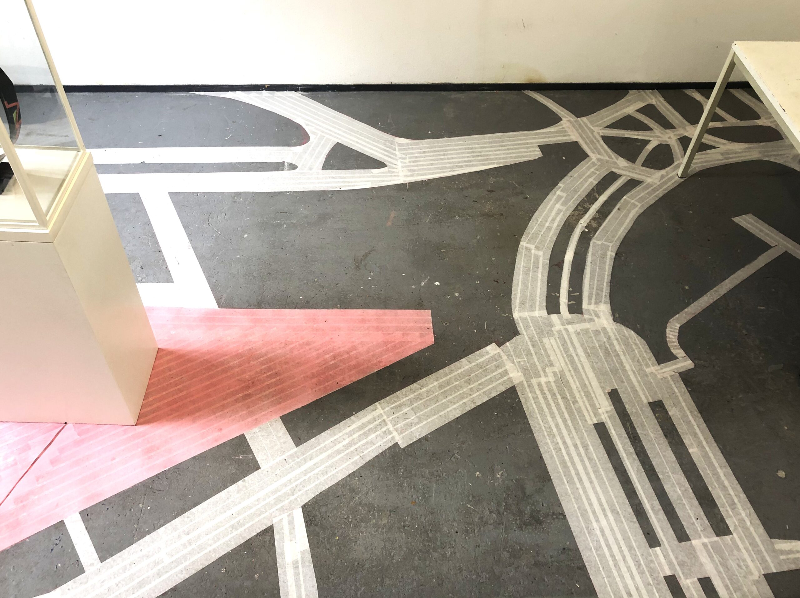Installatie 'Hilton', 2022, Vloer in atelier met stratenplan 1939, materiaal schilderstape en krijt
