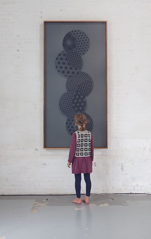 Time Patterns XIII - Kinetische machine Geperforeerd staal, hout, acrylaat, motor. 202 cm x 102 cm