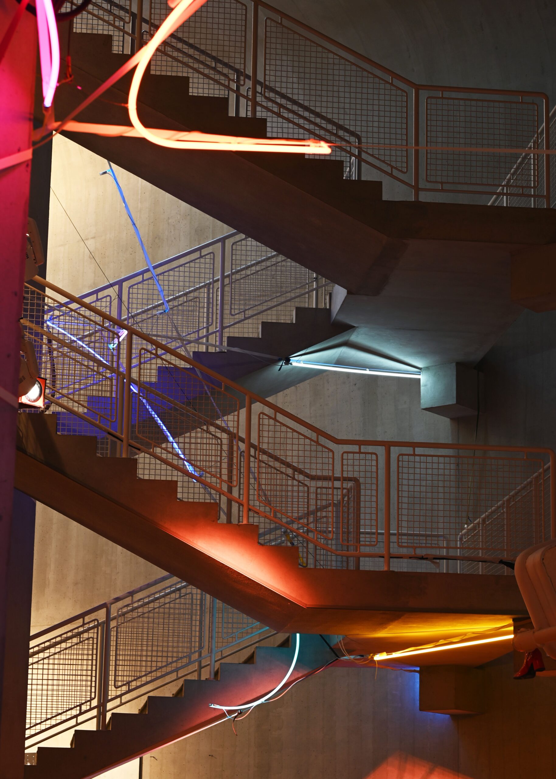 Site - (un)specific neon building kit no.003