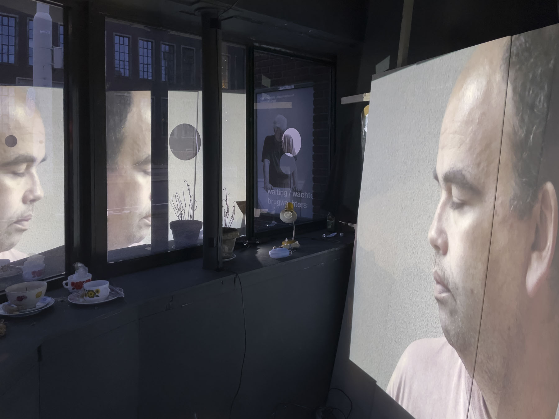 wachten/op/brug/wachter, 2023 (video-installatie)