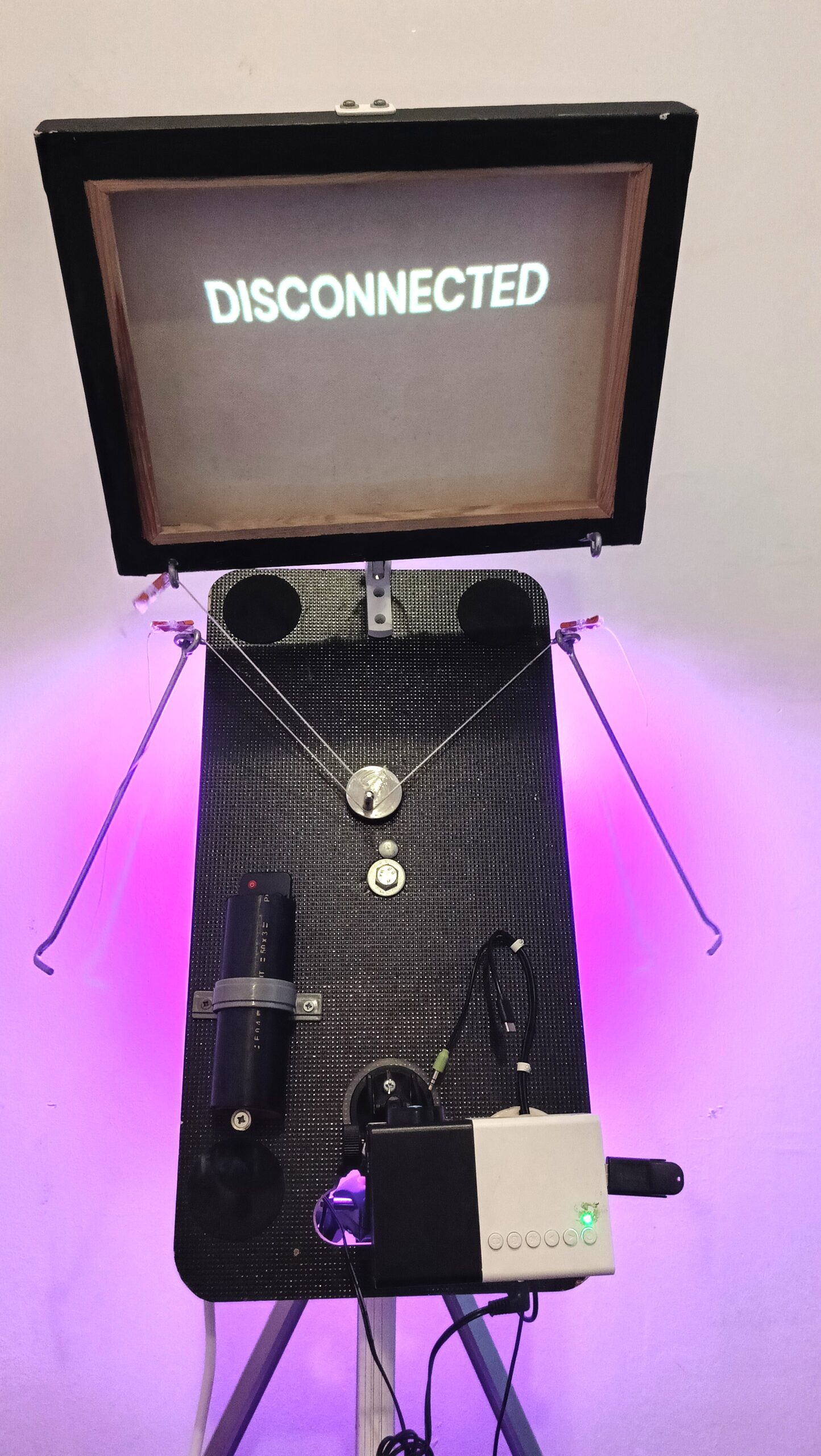 013 Video installatie: Disconnected
