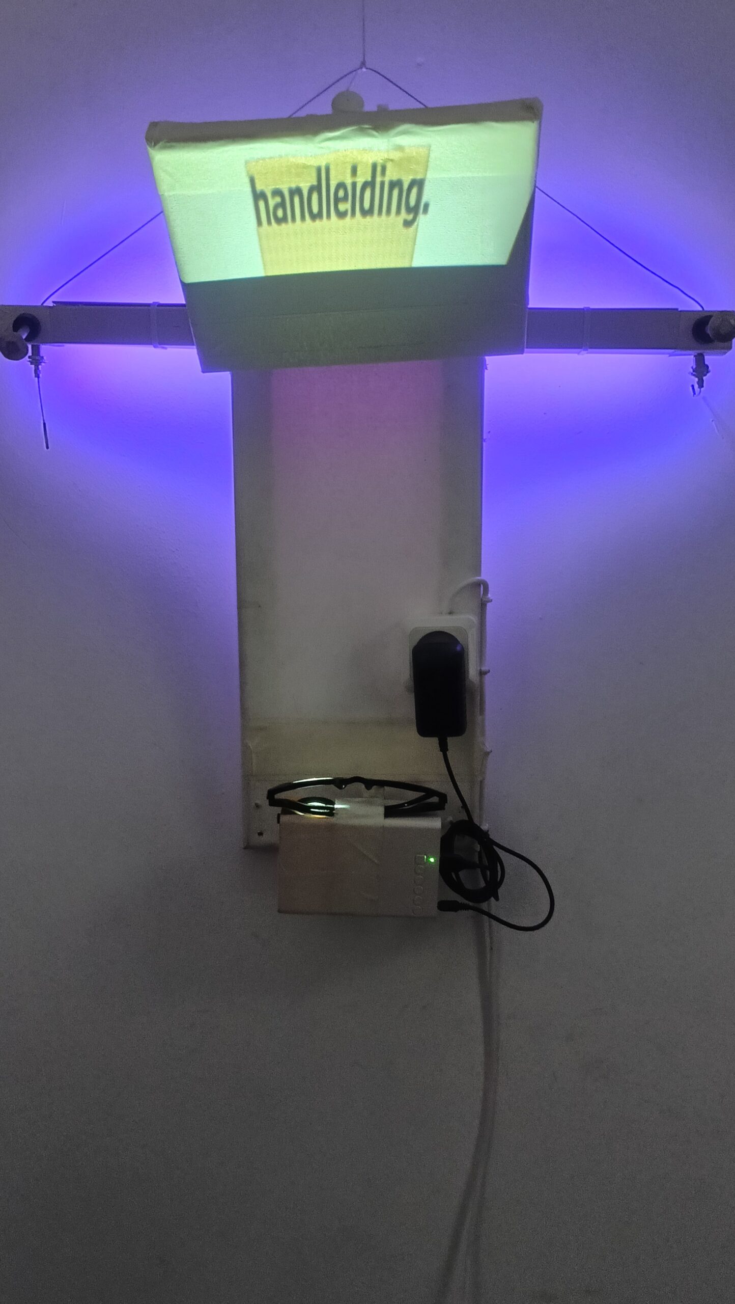 022 Video-installatie: Cartoons vanaf het kruis
