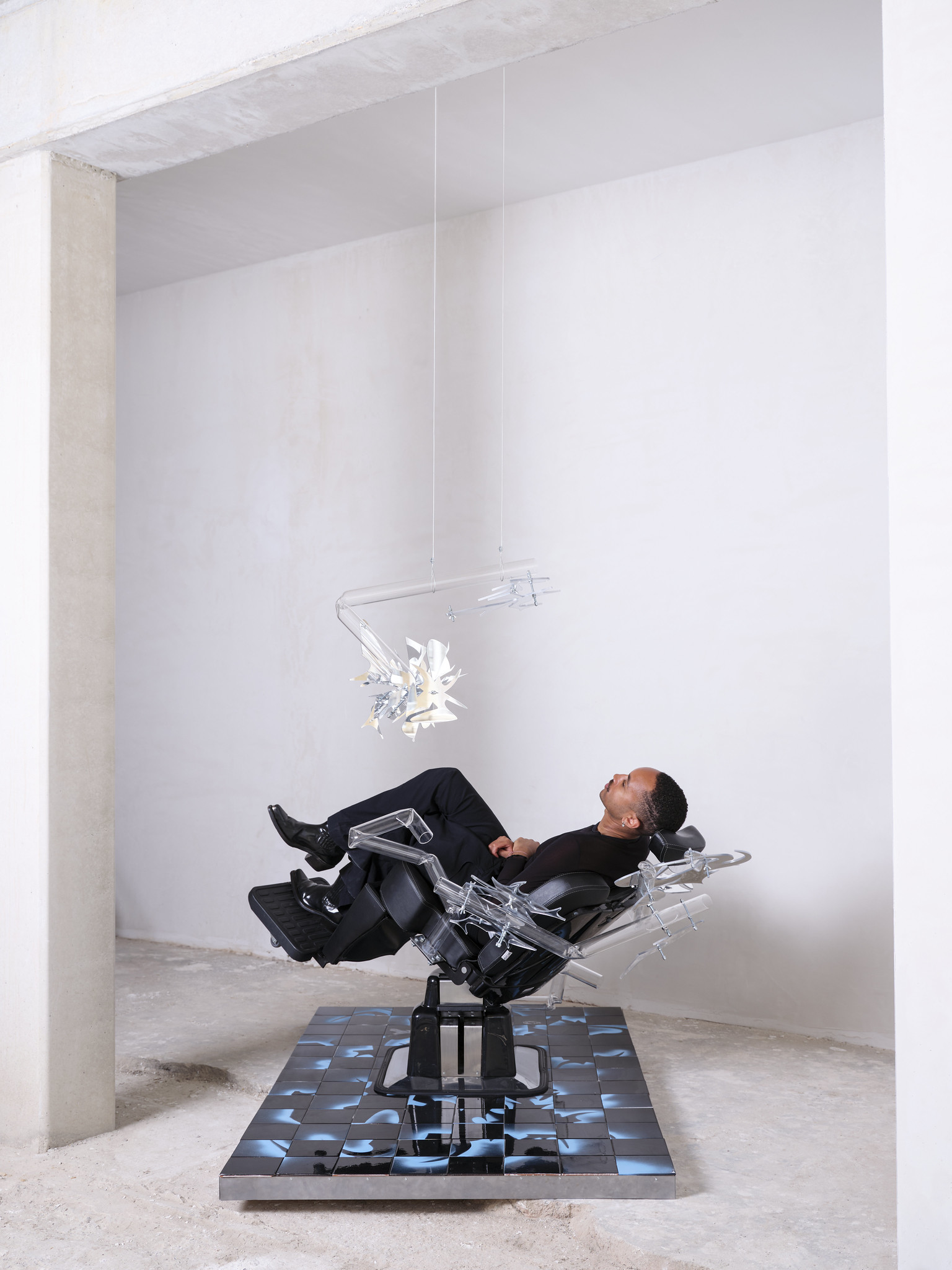 Donning a Fa(ça)de: The Kapsalon* Barber Chair